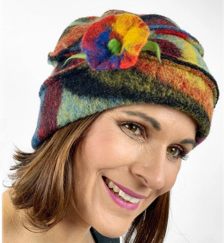 kleurrijke vilten muts met bloemaccent "pica" - AnRa