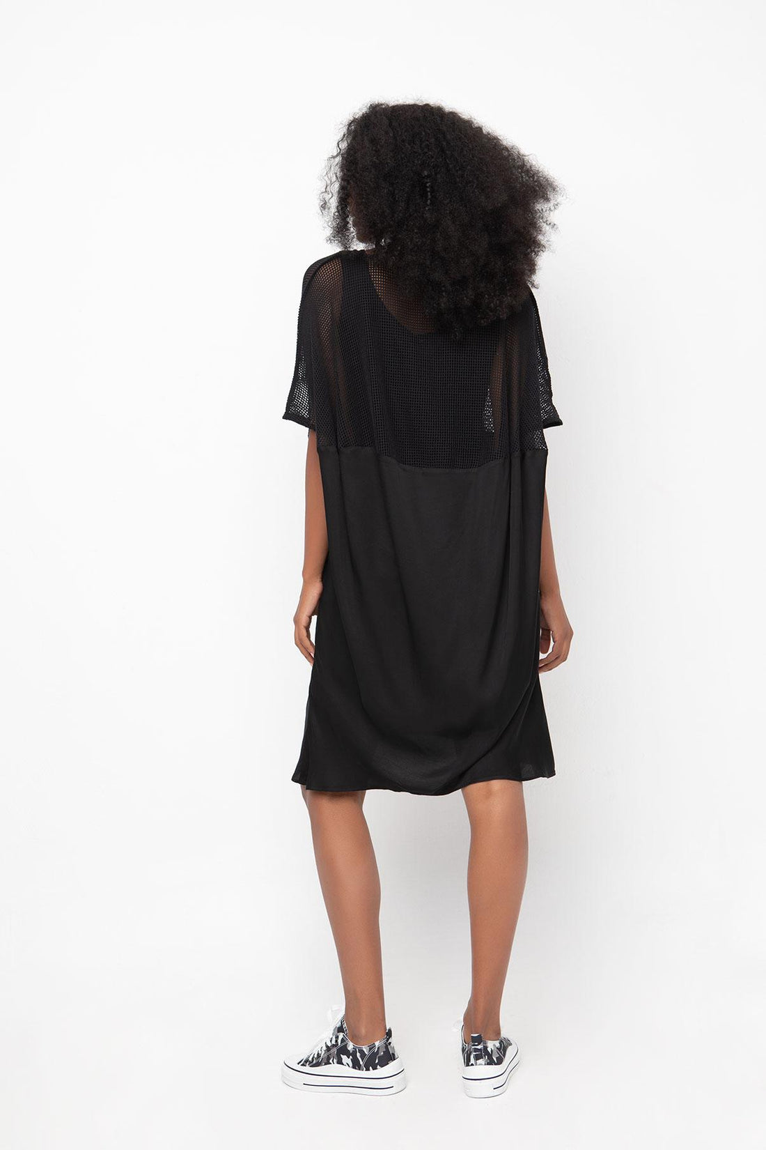 zwarte elegante jurk met mesh mouwen - model 840144 - Ozai N Kü