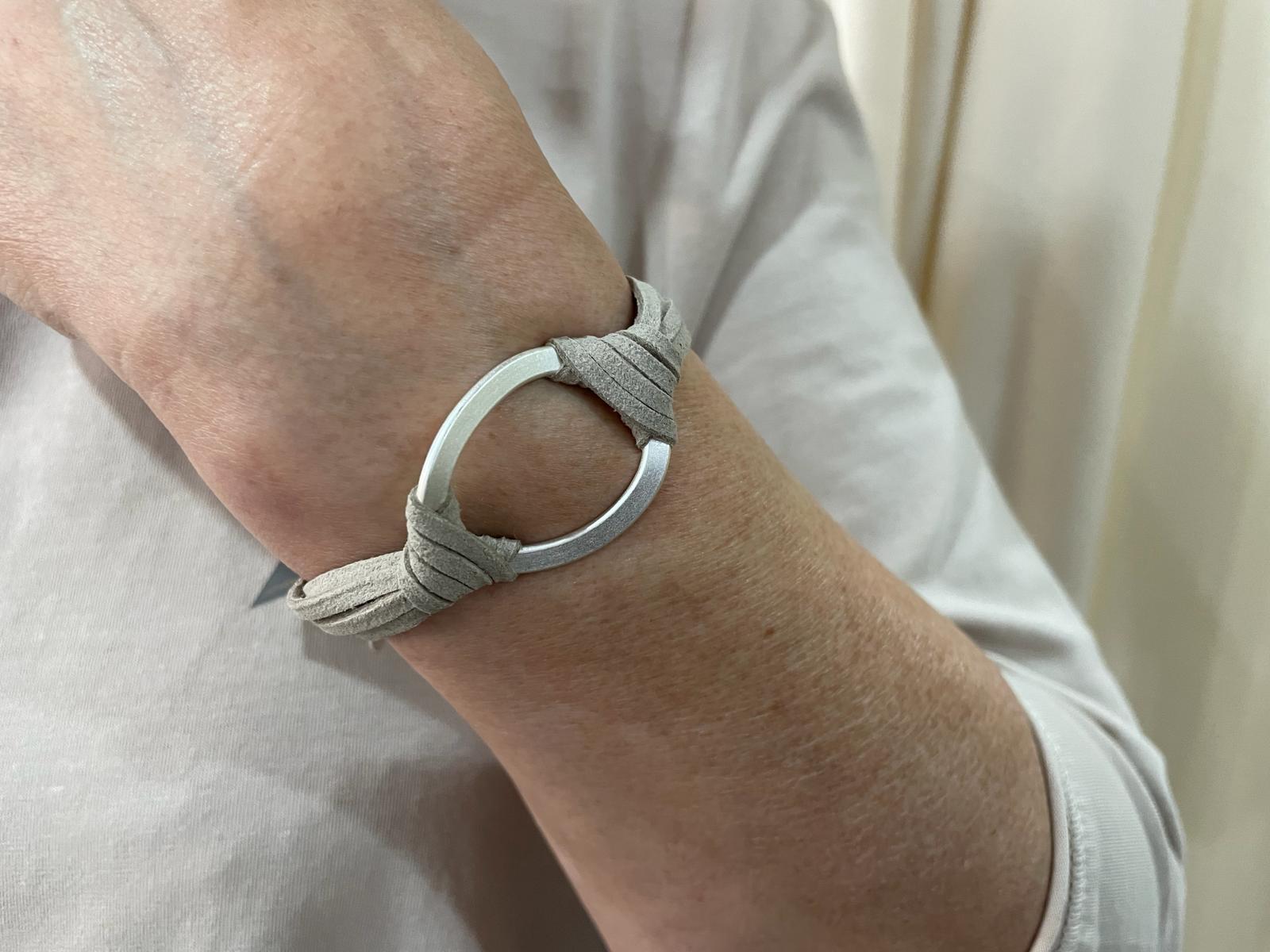 stijlvolle zilveren armband met gedraaide antelina band 09917 - Rosanna de la Riva