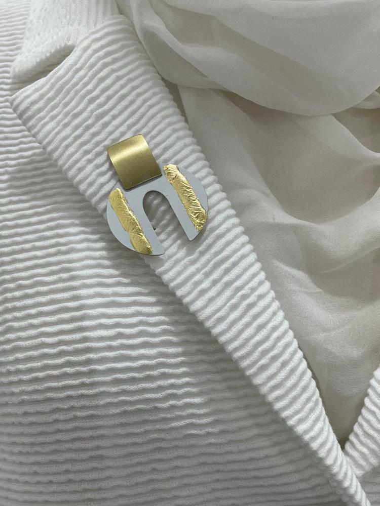 vergulde broche met witte oxidatie en goud "chevalier" br306605 - Katerina Vassou