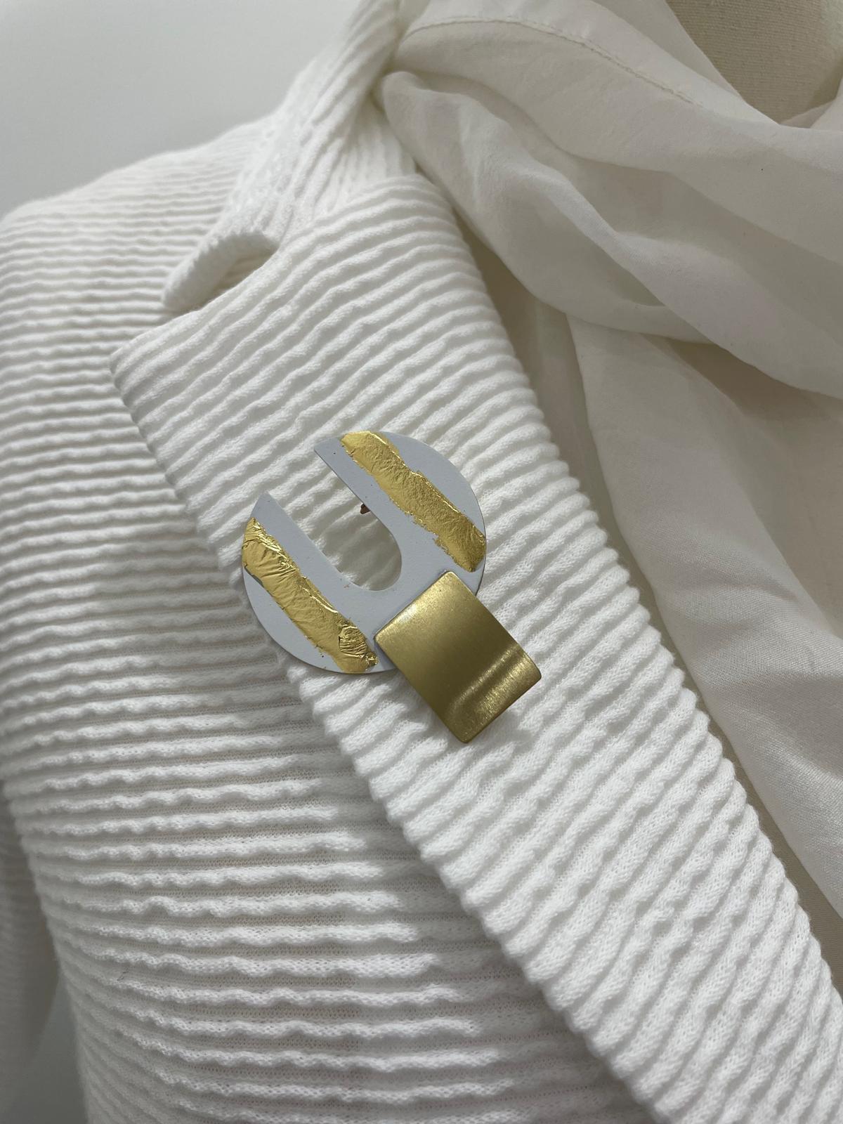 vergulde broche met witte oxidatie en goud "chevalier" br306605 - Katerina Vassou