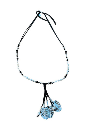 boho-chique verstelbare halsketting met blauwe kralen en monstera bedels - Mona
