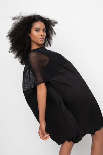 zwarte elegante jurk met mesh mouwen - model 840144 - Ozai N Kü