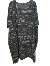 viscose jurk met tekst 92019 - MB Style