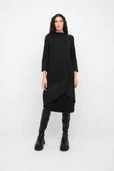 jurk met hoge hals en asymmetrische zoom 777031 - Ozai N Kü