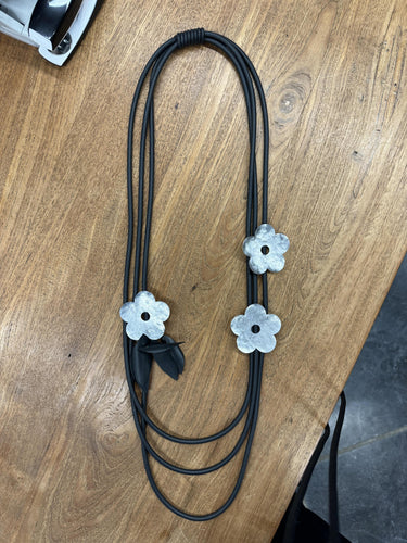 zwarte lederen halsketting met zilverkleurige bloemaccenten - hk109 - Heike