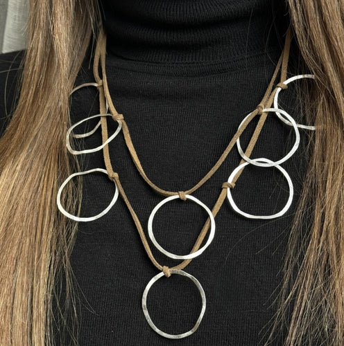 moderne zilveren cirkel halsketting - om-pm / 2v design 13519 - Rosanna de la Riva