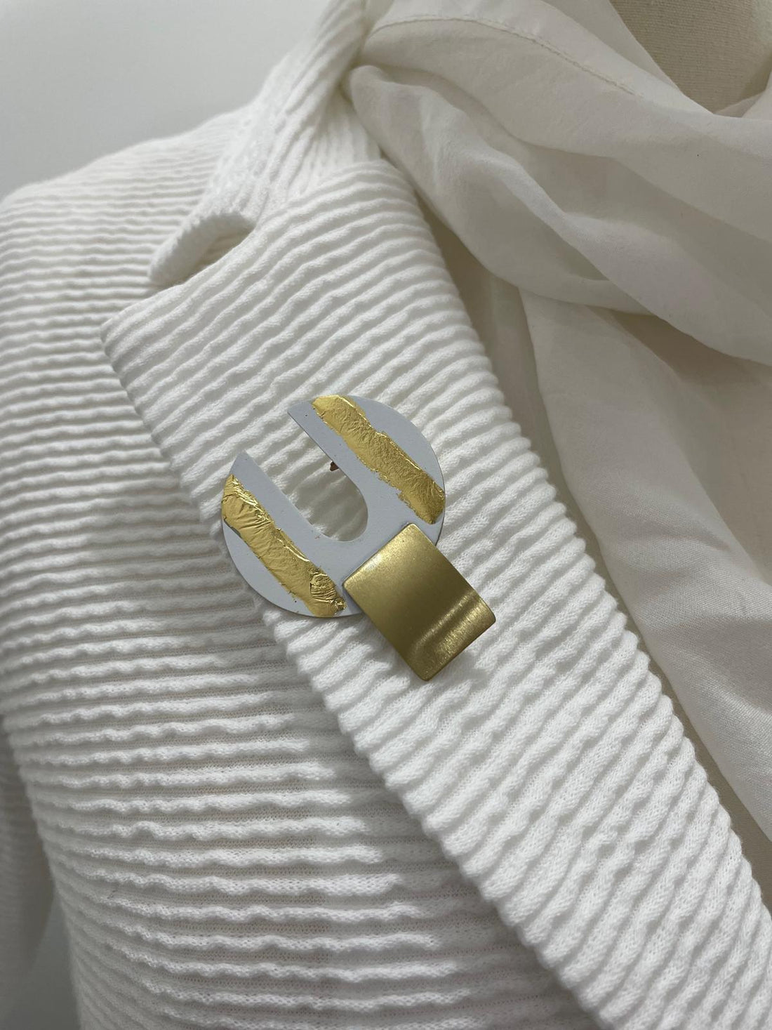 vergulde broche met witte oxidatie en goud "chevalier" br306605 - Katerina Vassou