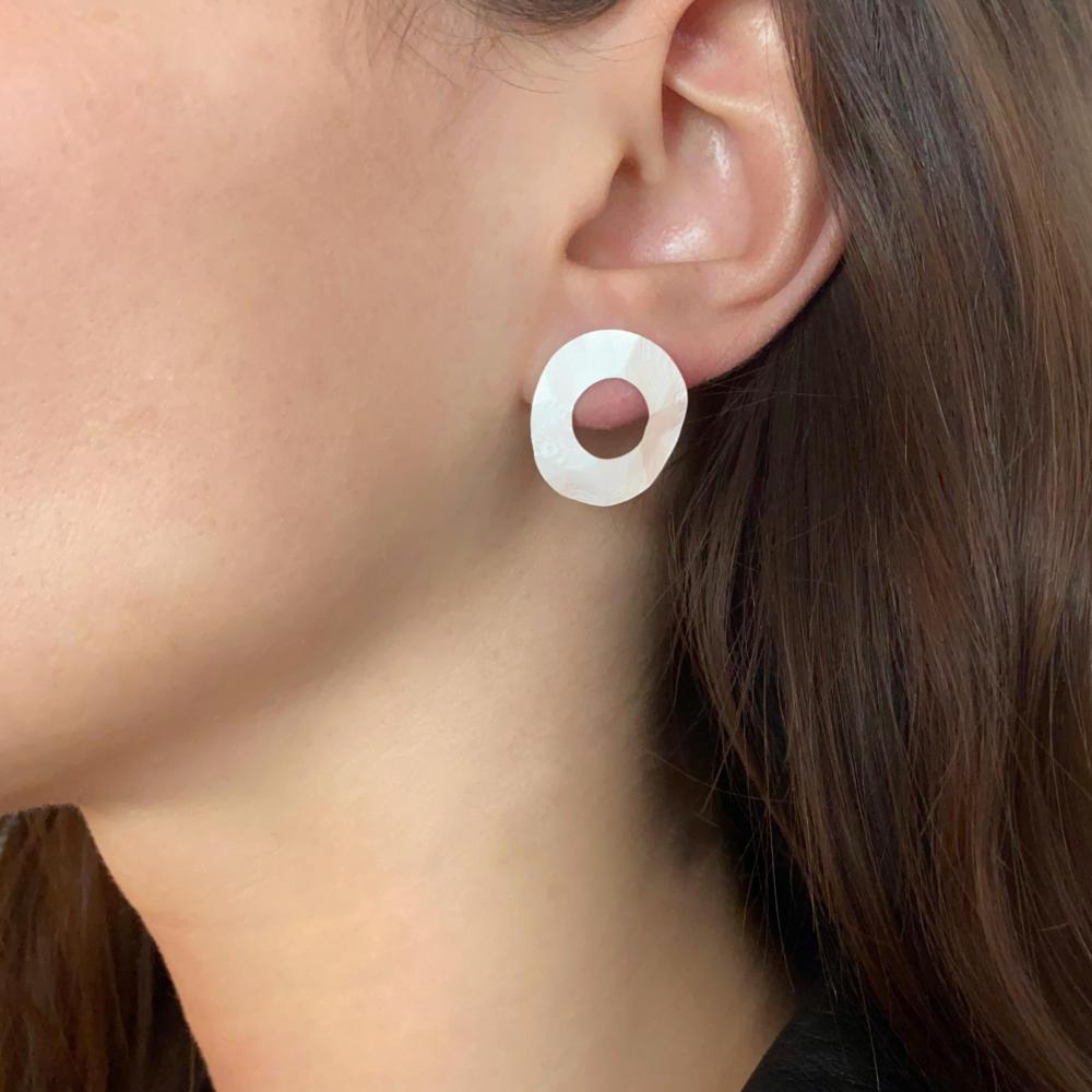 cirkelvormige gehamerde oorbellen 12186 - Rosanna de la Riva