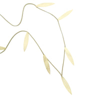 Afbeelding in Gallery-weergave laden, xl goudkleurige speerhanger ketting met suède-look koord - Rosanna de la Riva